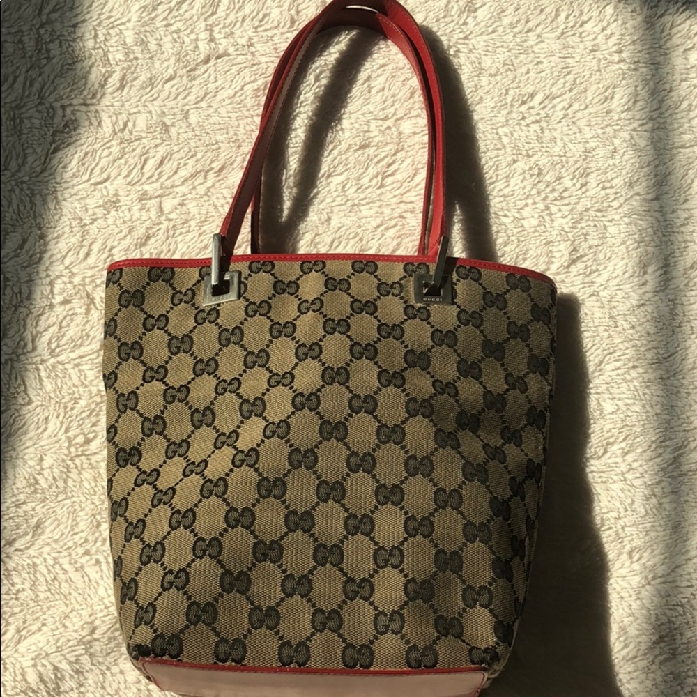 Gucci bucket bag. Red!